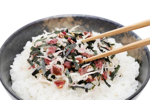 Japanisches Shirasu Und Umeboshi Auf Gekochtem Weißen Reis Auf Weißem — Stockfoto