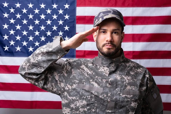 Portret Van Een Mannelijke Solider Saluting Tegen Amerikaanse Vlag — Stockfoto