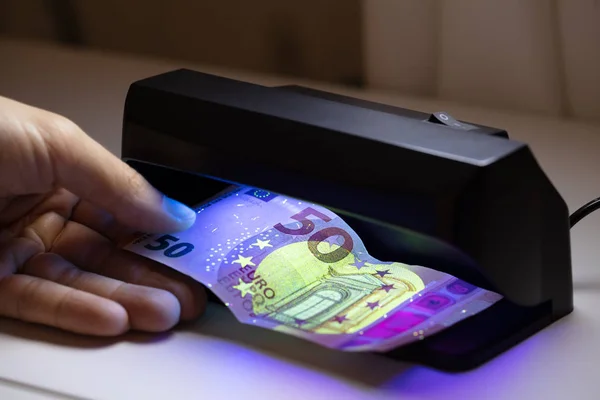 Zbliżenie Man Hand Checking Bank Note Currency Detector Technology White — Zdjęcie stockowe