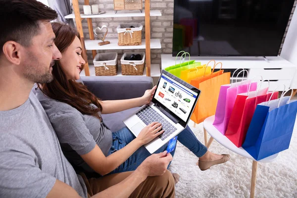 Zijaanzicht Van Happy Couple Online Winkelen Laptop — Stockfoto