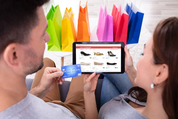 Close Casal Usando Cartão Crédito Durante Compras Line Tablet Digital — Fotografia de Stock