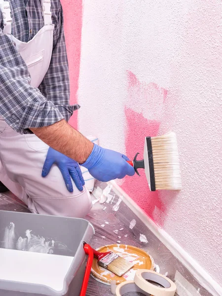 Pintor Casa Caucásico Trabajador Mono Blanco Con Pincel Pintando Pared — Foto de Stock