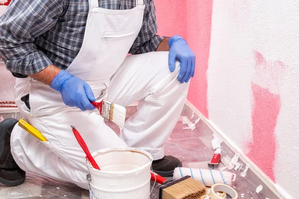 Casa Branca Pintor Trabalhador Macacão Branco Pintando Parede Rosa Com — Fotografia de Stock