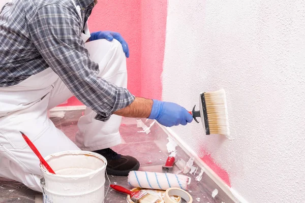 Pintor Casa Caucásico Trabajador Mono Blanco Con Pincel Pintando Pared — Foto de Stock