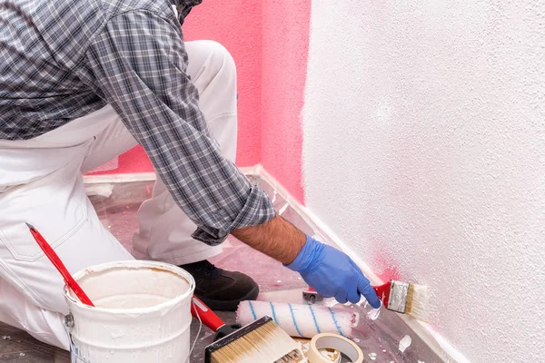 Trabajadora Casera Caucásica Mono Blanco Pintando Pared Rosa Con Pintura — Foto de Stock