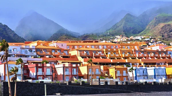 Colorato Villaggio Nella Brillante Luce Pomeridiana Soleggiata Sulla Costa Tenerife — Foto Stock