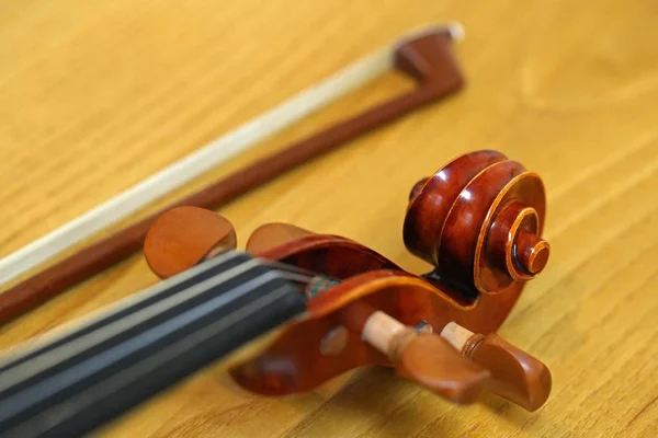 バイオリンのカタツムリとバイオリンの弓 — ストック写真