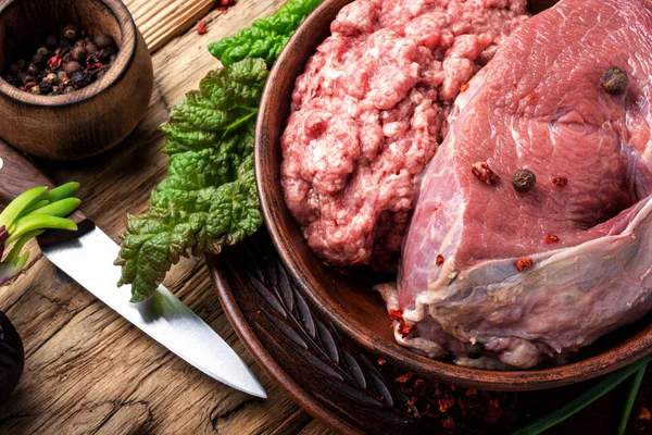 新鲜生肉和切碎的牛肉 生牛肉 — 图库照片