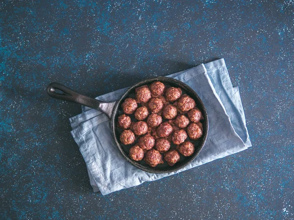 Albóndigas Caseras Ternera Asada Sartén Hierro Fundido Sobre Fondo Azul — Foto de Stock