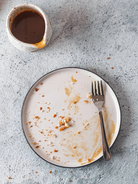 Töm Smutsig Maträtt Efter Ostkaka Med Dessert Gaffel Kolasås Kastrull — Stockfoto