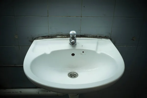 Primo Piano Del Lavabo Del Bagno Grungy — Foto Stock