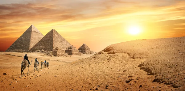 Kamelkarawane Und Die Pyramiden Von Gizeh Ägypten — Stockfoto