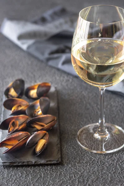 Miesmuscheln Mit Einem Glas Weißwein Auf Dem Dunklen Hintergrund — Stockfoto