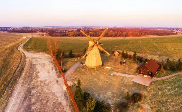 Sonnenaufgang Den Frühlingsfeldern Traditionelle Windmühle Morgenlicht Frühlingsluftlandschaft — Stockfoto