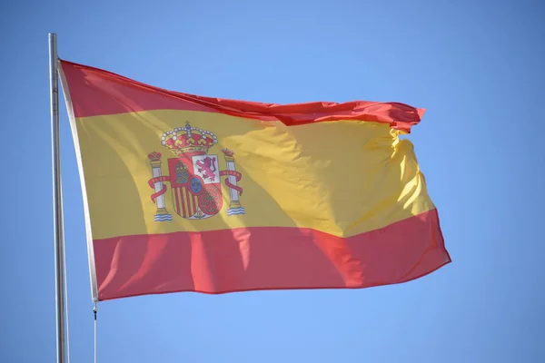 西班牙国旗迎风飘扬 西班牙国旗飘扬 西班牙国旗飘扬 — 图库照片