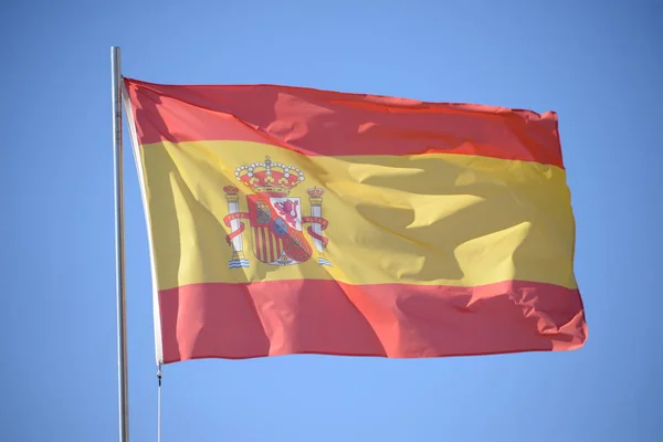 스페인의 하늘에 스페인의 국기가 — 스톡 사진
