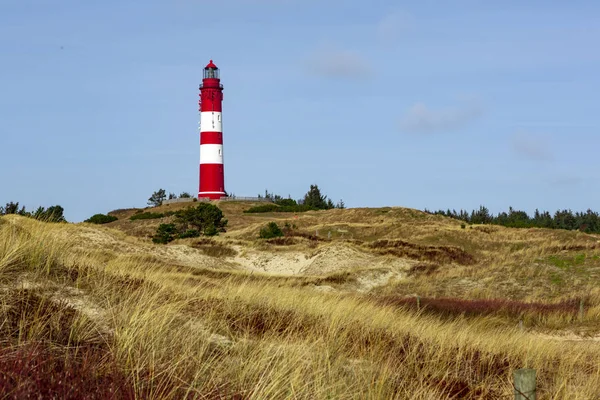 Paisagem Pitoresca Com Farol Vermelho Colina Distância Contra Céu Nublado — Fotografia de Stock