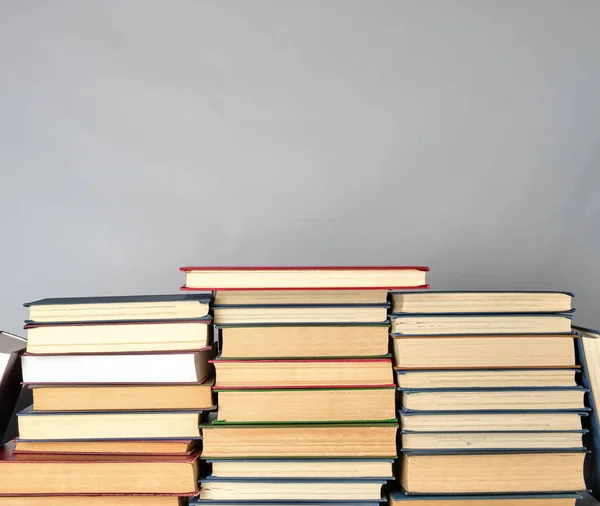 Stapel Verschiedener Bücher Auf Grauem Hintergrund Kopierraum — Stockfoto