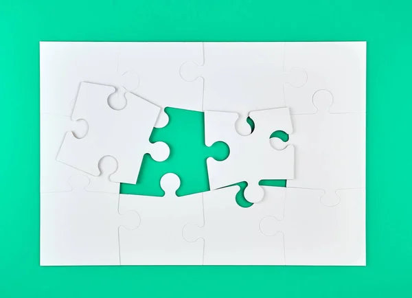 Grote Papieren Puzzels Een Groene Achtergrond Twee Elementen Ontbreken — Stockfoto