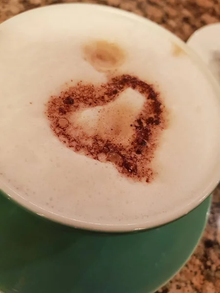 Grüne Tasse Kaffee Mit Schaum Und Herz — Stockfoto
