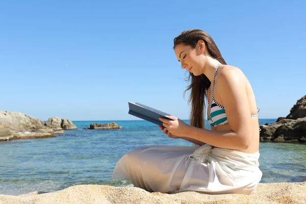 Mujer Bikini Relajante Leyendo Libro Sobre Vacaciones Verano Playa —  Fotos de Stock
