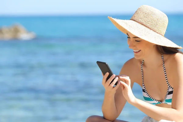 Feliz Turista Comprobando Teléfono Inteligente Una Hermosa Playa Vacaciones Verano — Foto de Stock