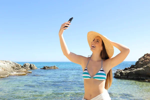 Turista Feliz Tomando Selfie Con Teléfono Inteligente Playa Vacaciones Verano — Foto de Stock
