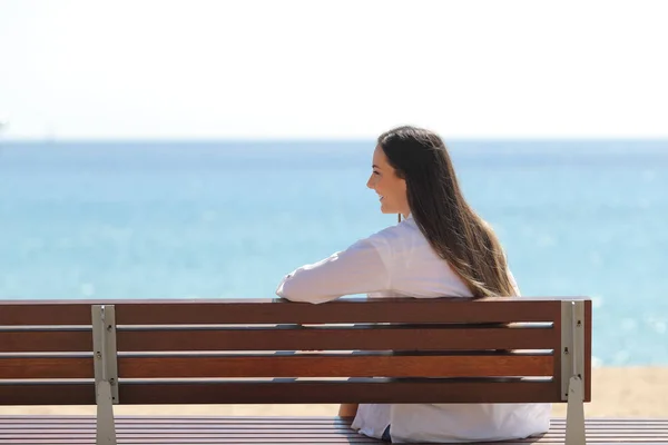 Chica Feliz Sentada Banco Contemplando Océano Playa Verano — Foto de Stock