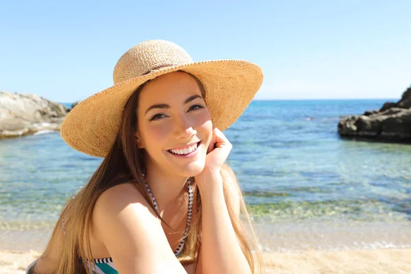 Ehrliche Touristin Mit Perfektem Lächeln Posiert Sommerurlaub Strand Und Blickt — Stockfoto