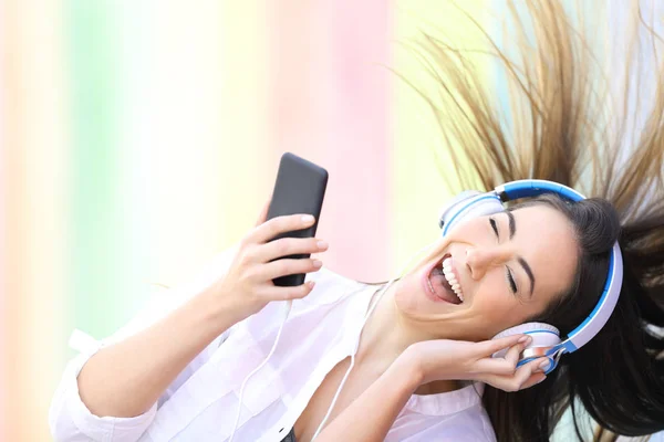 Gelukkig Meisje Dansen Luisteren Naar Muziek Met Smart Phone Een — Stockfoto