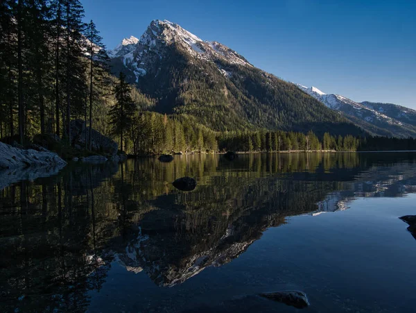 Ein Berggipfel Spiegelt Sich Klaren Wasser Vom Hintersee Berchtesgaden — Stockfoto