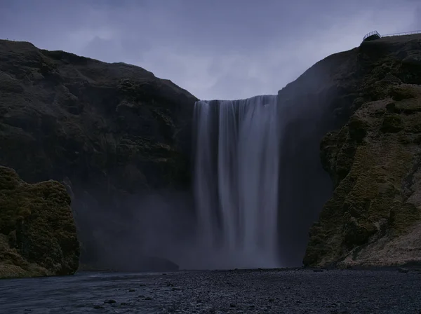黄昏时分冰岛南部的Skogafoss瀑布 — 图库照片