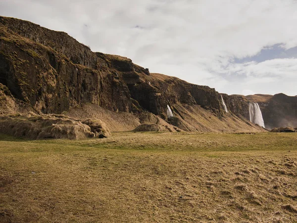 アイスランドにいくつかの滝がある山の斜面の牧草地 — ストック写真