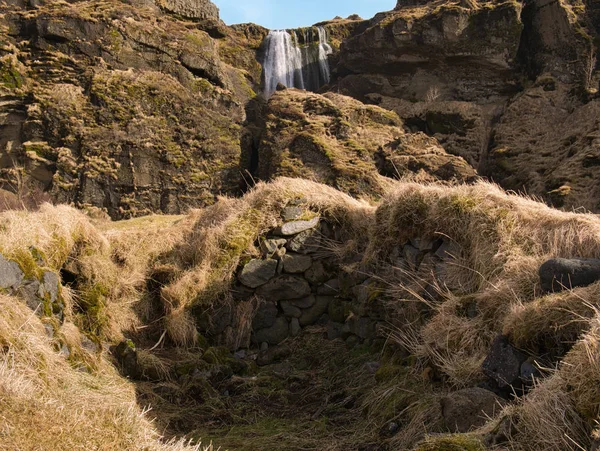 Grad Porośnięty Kamienny Mur Przed Wodospadem Gljufrabui Islandii — Zdjęcie stockowe