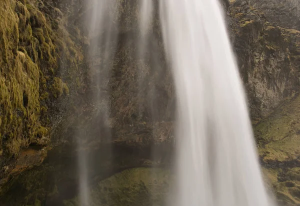 Ein Schmaler Rundweg Hinter Dem Wasserfall Seljalandsfoss Islandl — Stockfoto