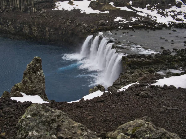 Бассейн Голубого Водопада Thjofafoss Исландии Снегом — стоковое фото
