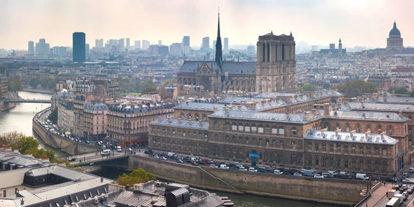 Vista Aérea Ile Cite Catedral Notre Dame Día Nublado Francia —  Fotos de Stock