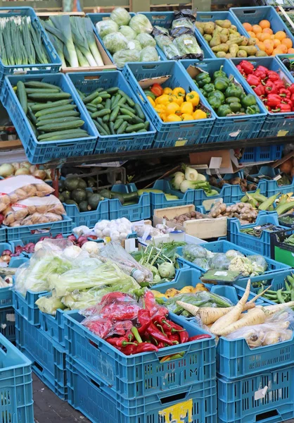 Verduras Orgánicas Frescas Cajas Plástico Vendidas Mercado — Foto de Stock