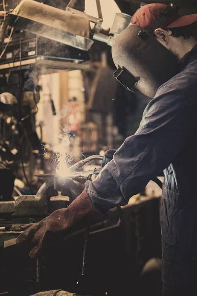 Soldador Está Soldando Parte Metal Garaje Con Máscara Protectora Trabajos — Foto de Stock