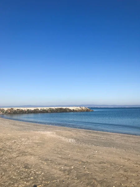 Berrak Mavi Gökyüzü Güneş Işığına Karşı Deniz Manzara Görünümü — Stok fotoğraf