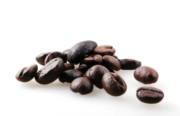Rostade Kaffe Bönor Mot Vit Bakgrund — Stockfoto