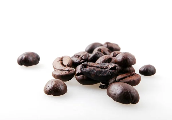 Rostade Kaffe Bönor Mot Vit Bakgrund — Stockfoto