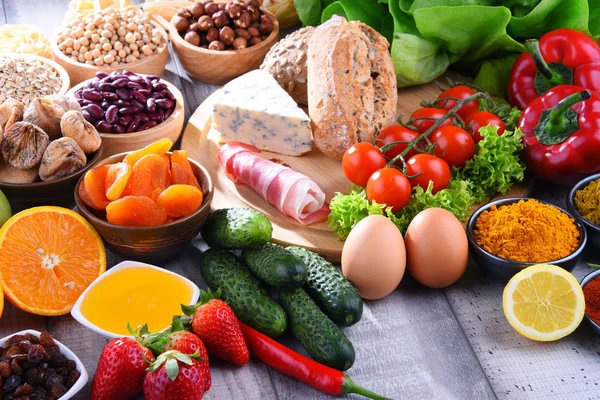 Composizione Con Prodotti Alimentari Biologici Assortiti Tavolo Cucina Legno — Foto Stock