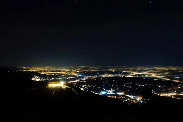 안개와 부드러운 빛으로 부분적으로 조명된 이탈리아의 풍경인 — 스톡 사진