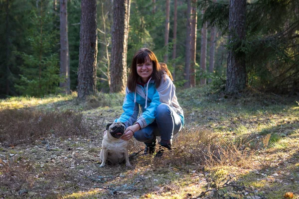 Mulher Com Cão Pug Relaxante Floresta — Fotografia de Stock
