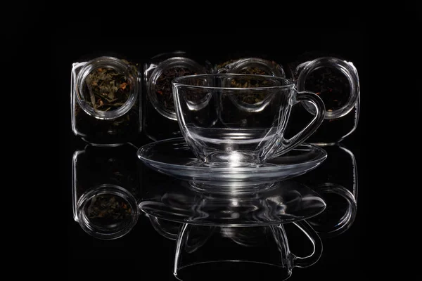 Różne Rodzaje Suchej Herbaty Szklanych Słoikach Pusty Kubek Stojący Czarnym — Zdjęcie stockowe