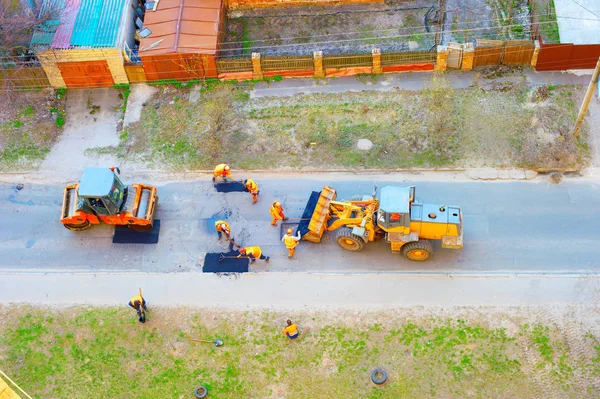 挖掘机 滚筒压实机维修道路 顶视图 乌克兰 — 图库照片