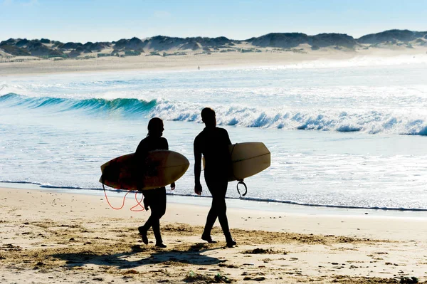 Paio Surfisti Che Passeggiano Sulla Spiaggia Dell Oceano Portogallo — Foto Stock
