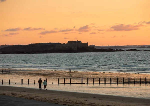 Piękny Widok Zachód Słońca Plaży Saint Malo Bretania Francja — Zdjęcie stockowe