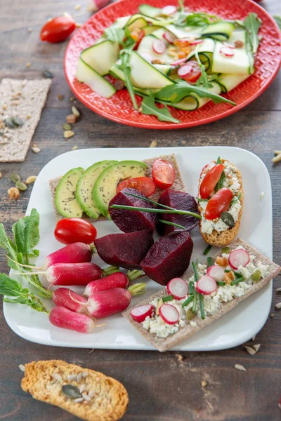 Teller Mit Vegetarischem Salat Aus Natürlichem Bio Gemüse — Stockfoto